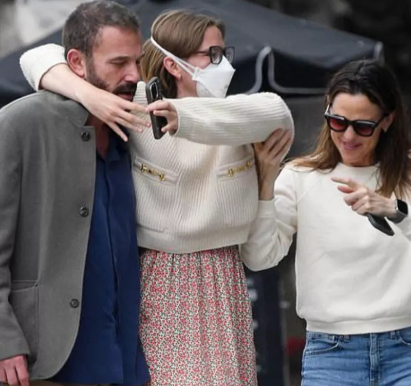 Violet Affleck Seen on Crutches Amid Growing Public Attention Around the Affleck Family